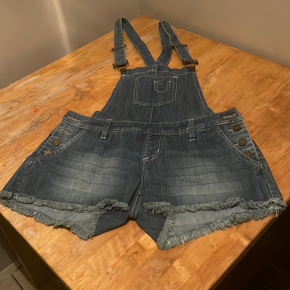Super cute ! Overall Shorts size 9